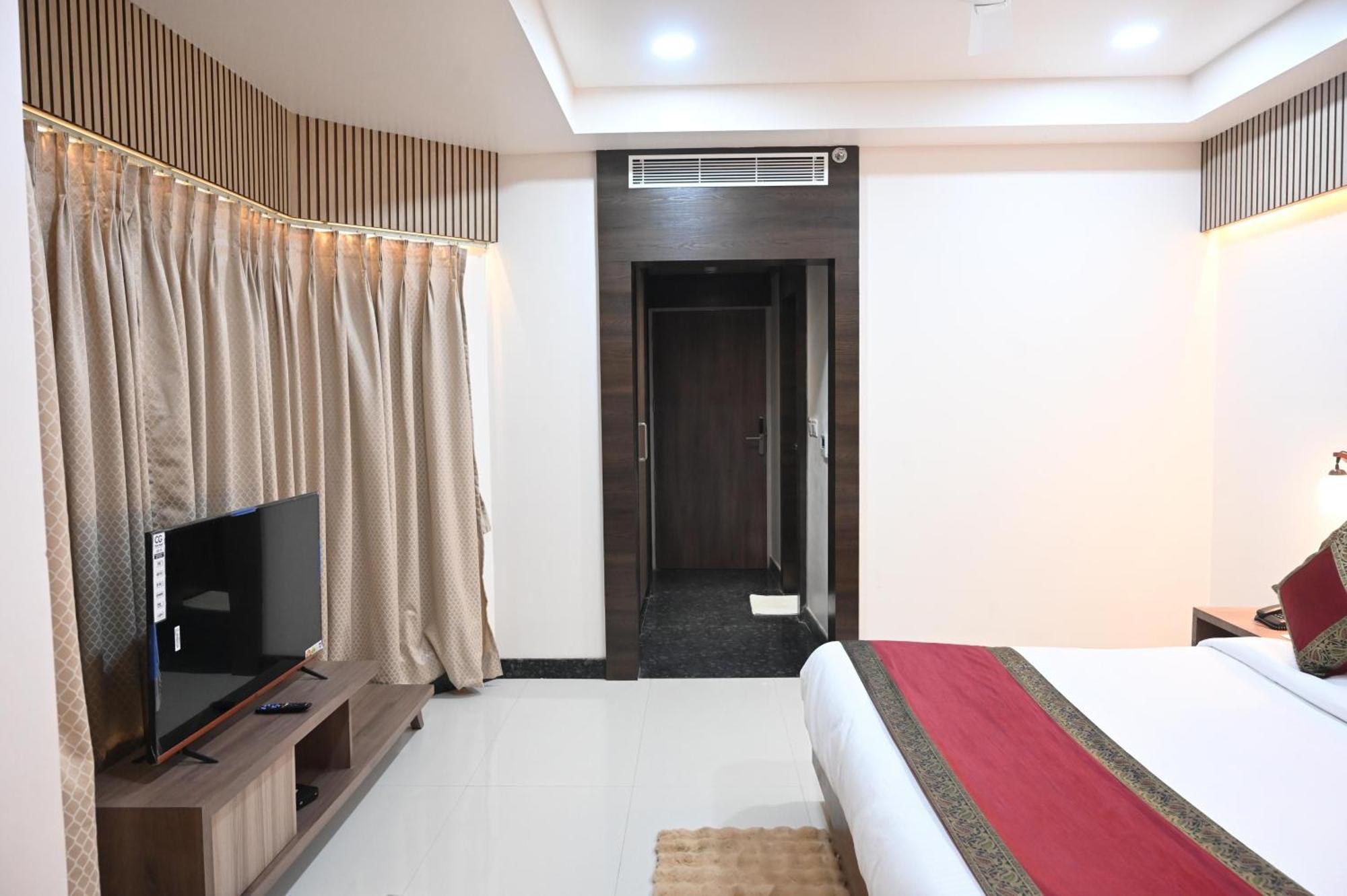 Hotel Sainik Grand พาราณสี ภายนอก รูปภาพ