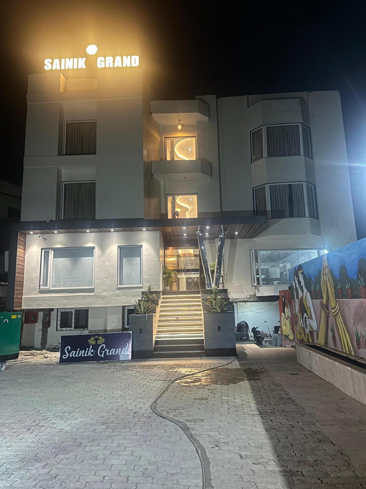 Hotel Sainik Grand พาราณสี ภายนอก รูปภาพ