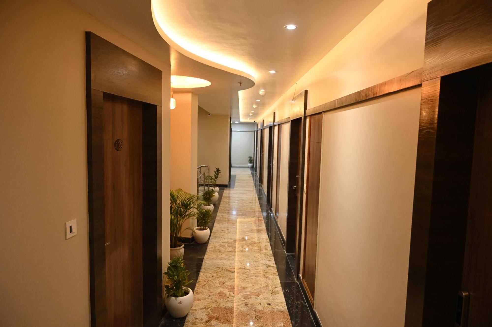 Hotel Sainik Grand พาราณสี ภายนอก รูปภาพ