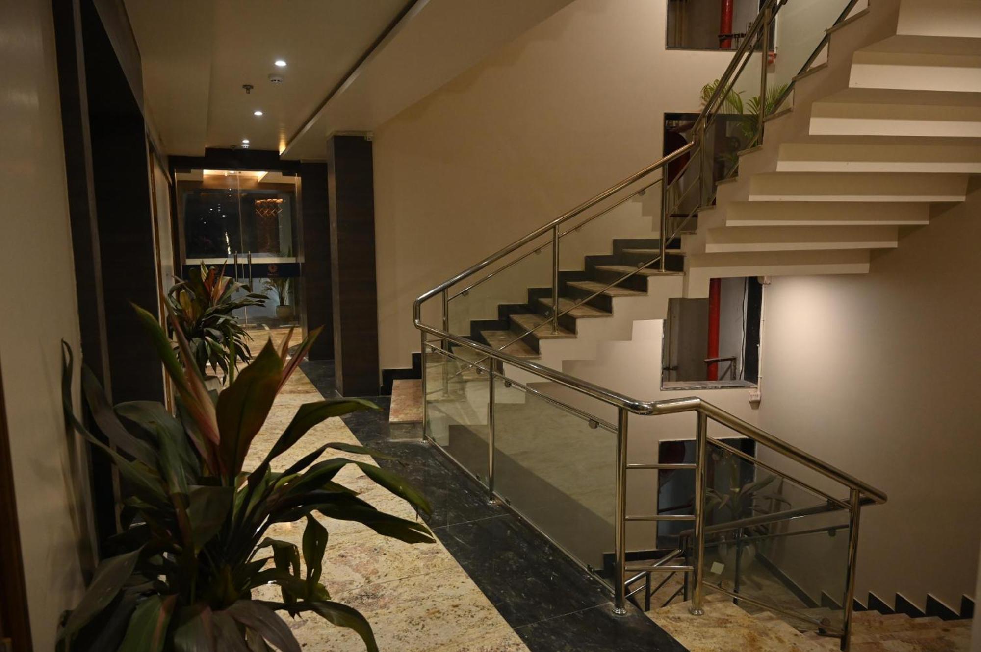 Hotel Sainik Grand พาราณสี ภายนอก รูปภาพ