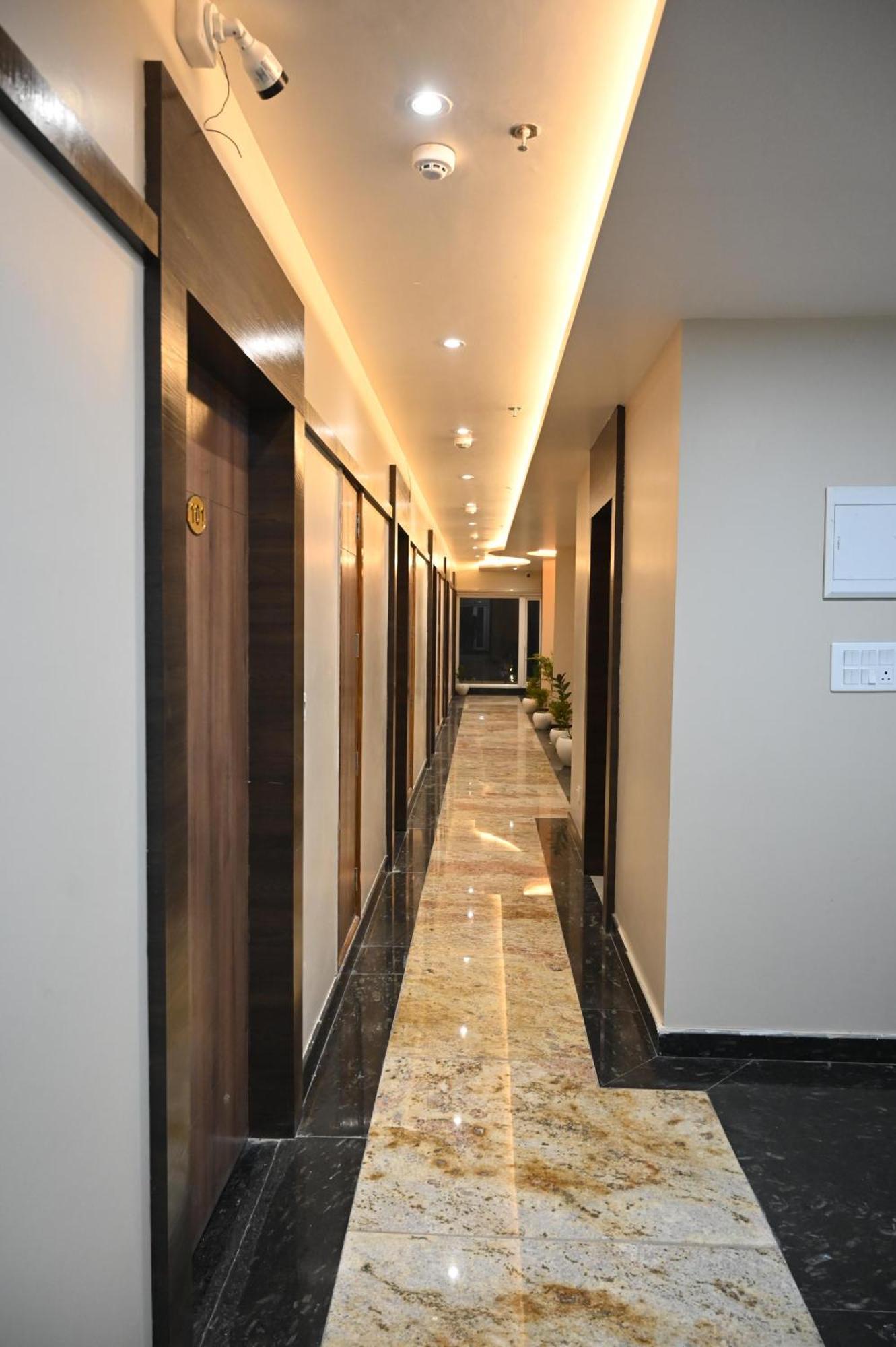 Hotel Sainik Grand พาราณสี ภายนอก รูปภาพ