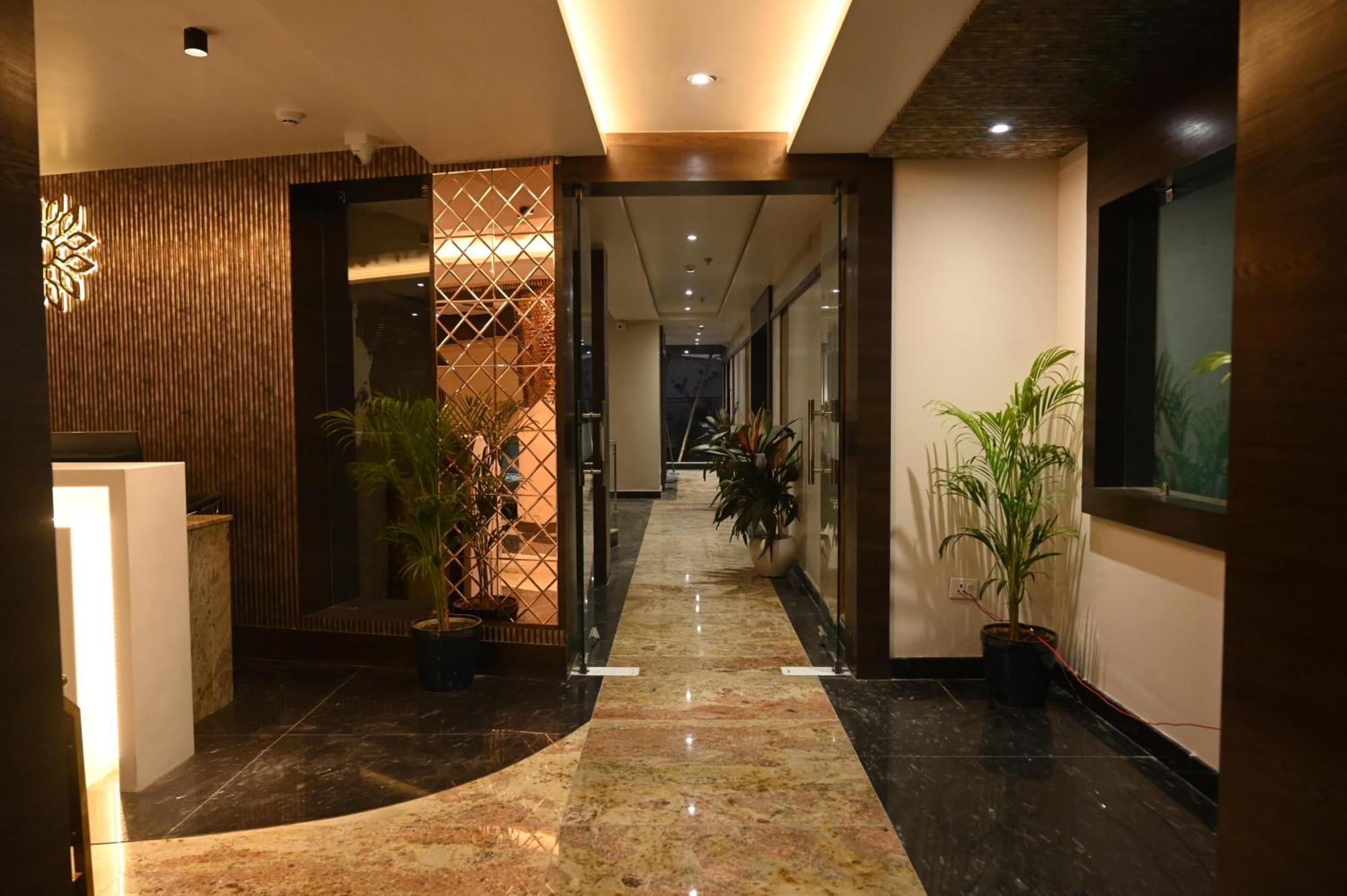 Hotel Sainik Grand พาราณสี ภายนอก รูปภาพ