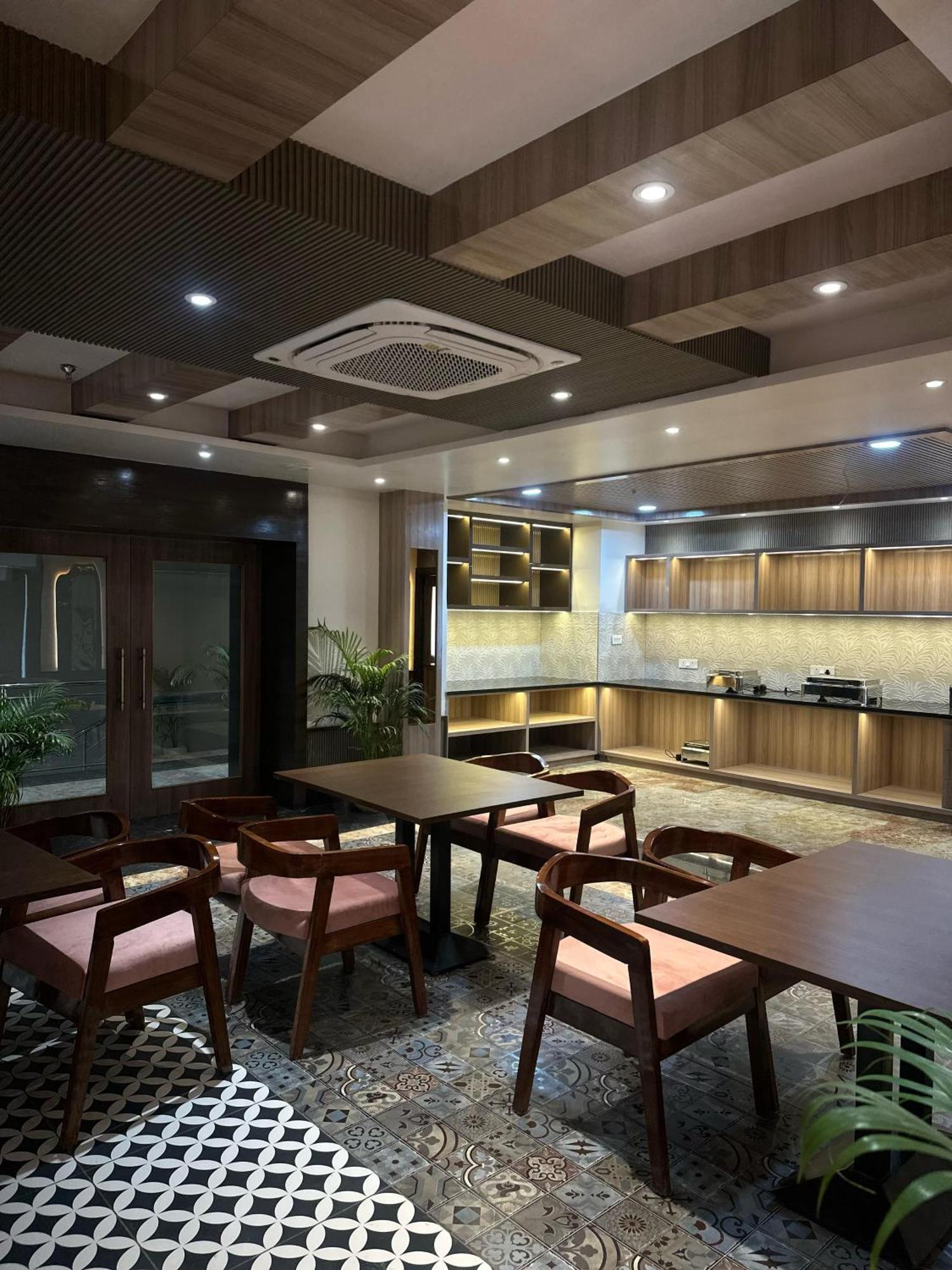 Hotel Sainik Grand พาราณสี ภายนอก รูปภาพ