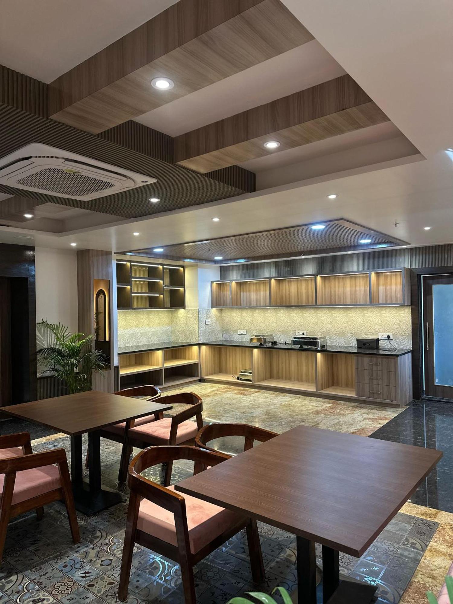 Hotel Sainik Grand พาราณสี ภายนอก รูปภาพ