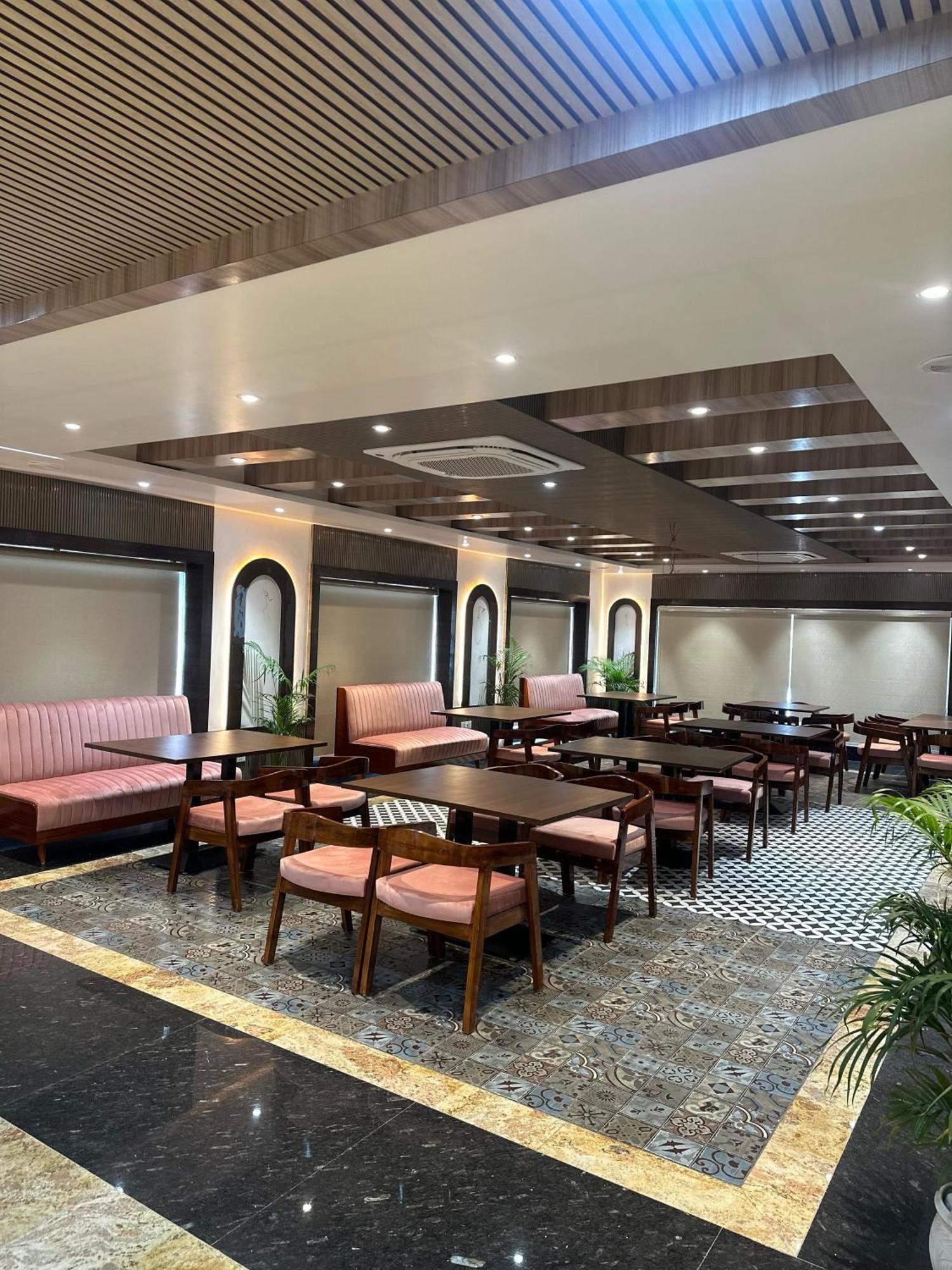 Hotel Sainik Grand พาราณสี ภายนอก รูปภาพ