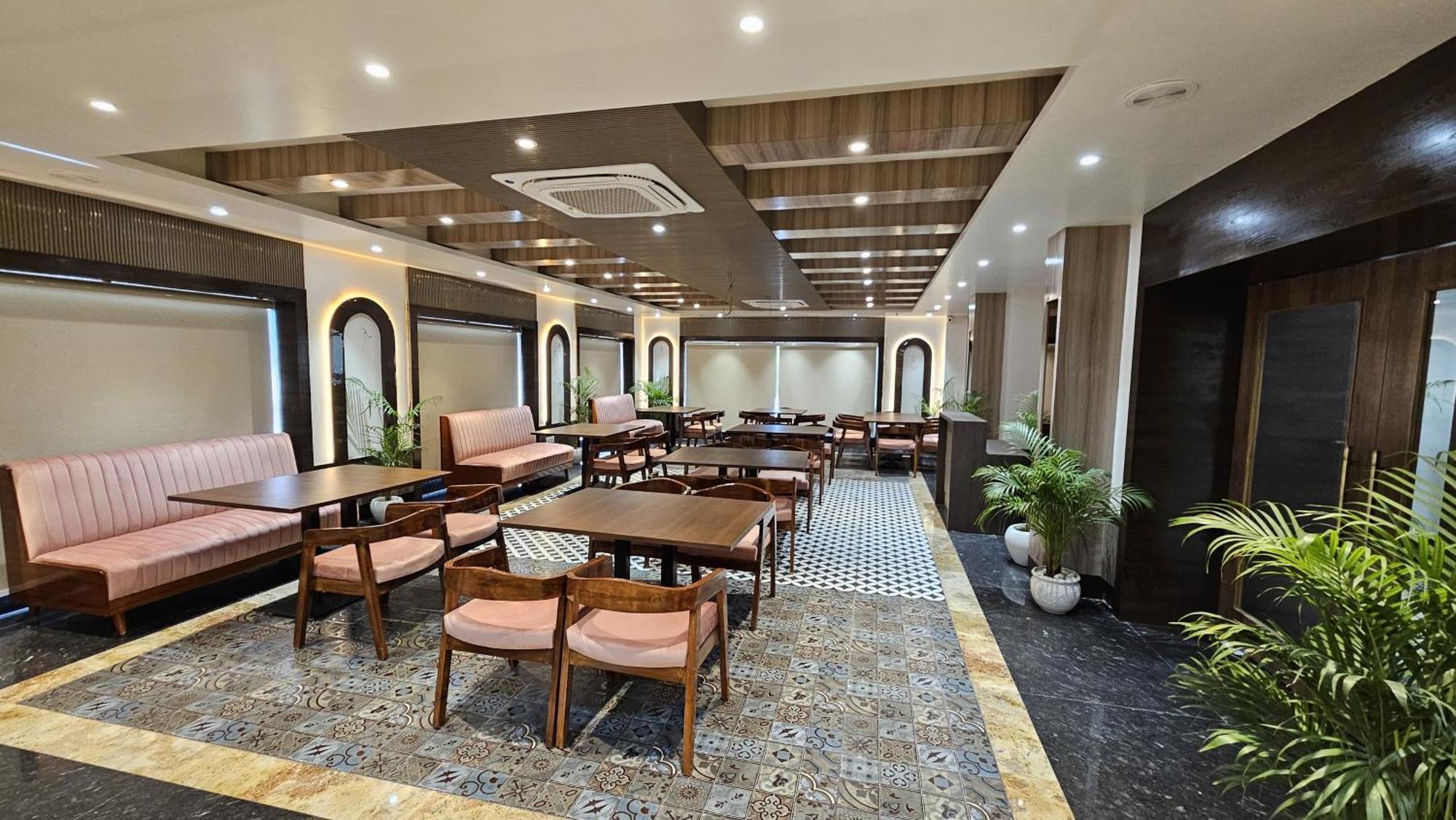 Hotel Sainik Grand พาราณสี ภายนอก รูปภาพ