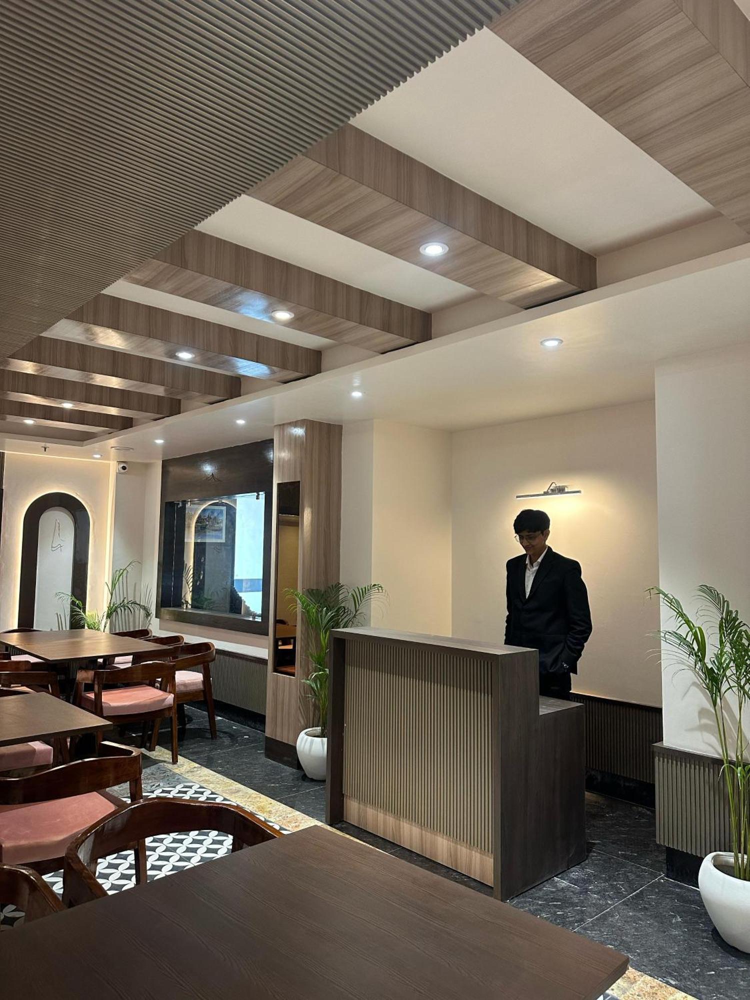 Hotel Sainik Grand พาราณสี ภายนอก รูปภาพ
