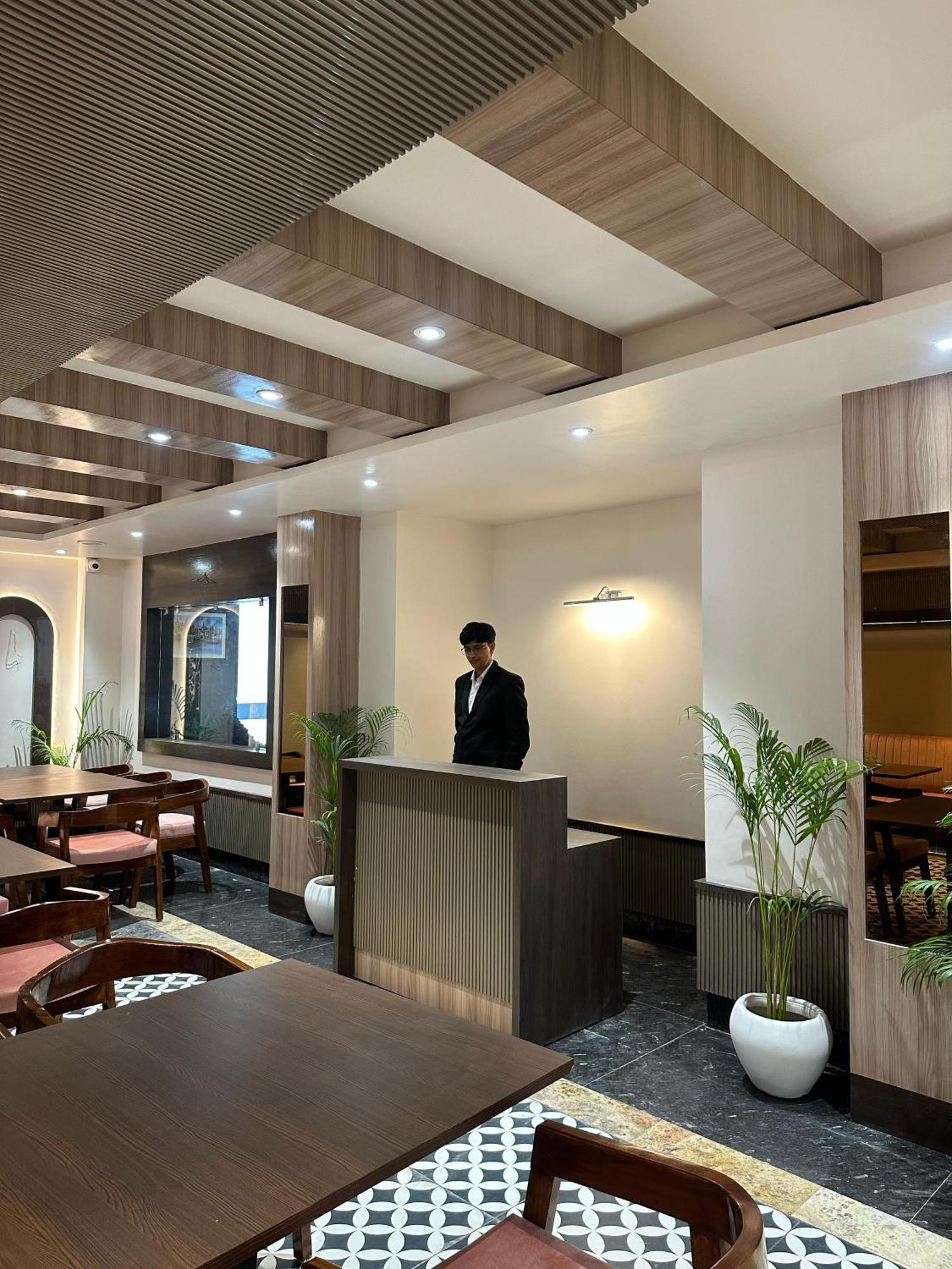 Hotel Sainik Grand พาราณสี ภายนอก รูปภาพ