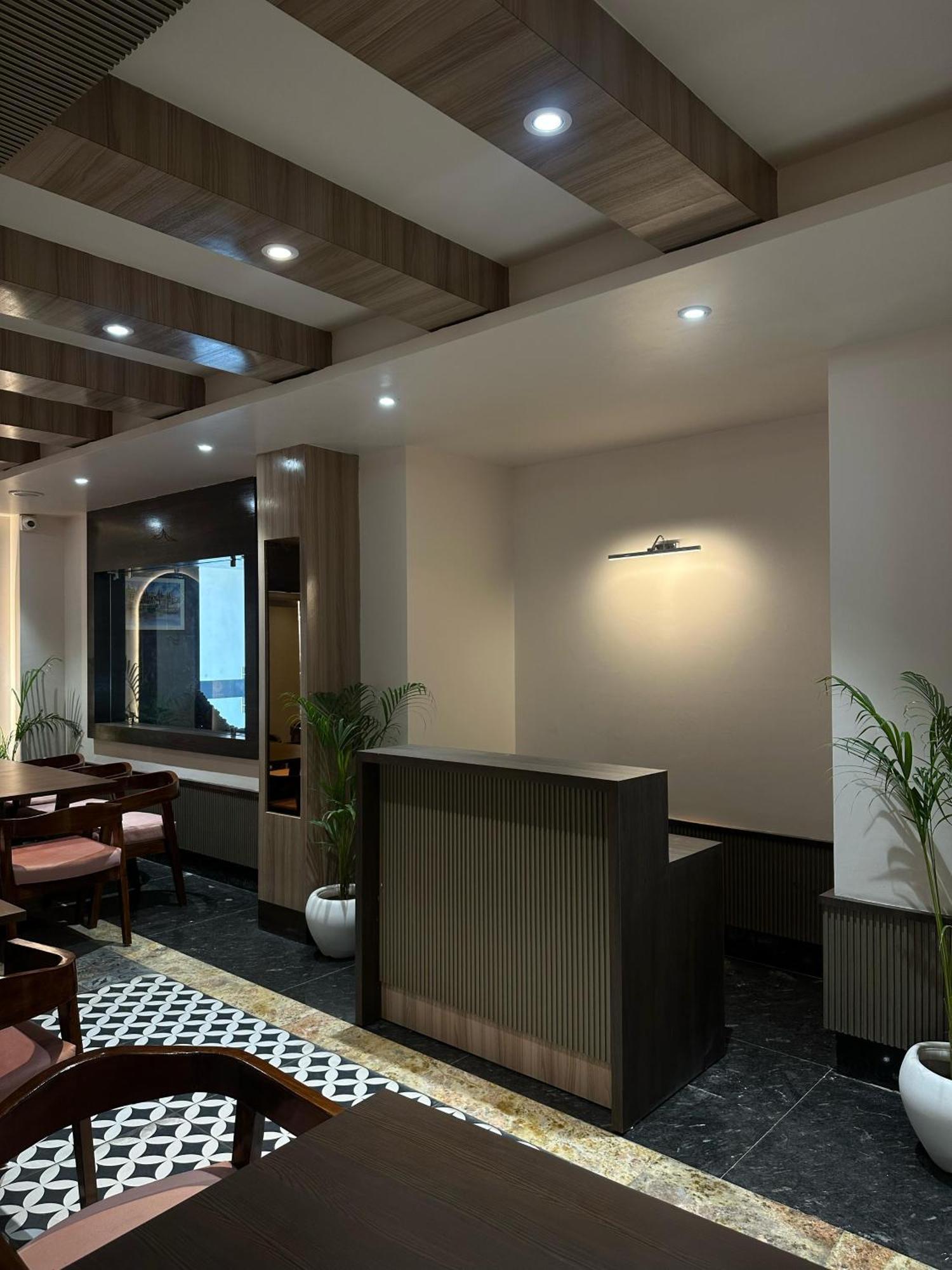 Hotel Sainik Grand พาราณสี ภายนอก รูปภาพ